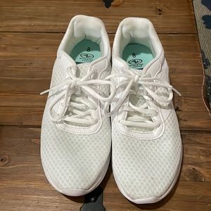 Women’s white Athletic Works memory foam size 8 tennis shoes/ sneakers